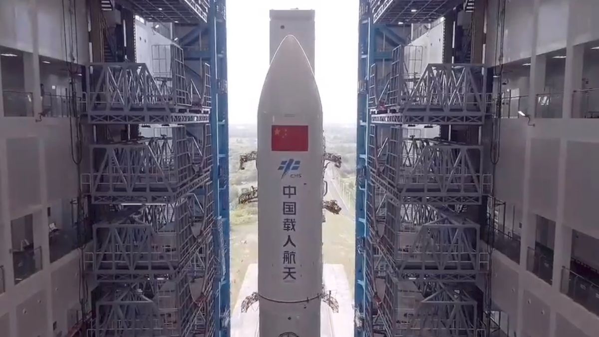 Trosky čínské rakety se už řítí k Zemi. „Nevídaná nedbalost“ kvůli nejistotě, kam míří